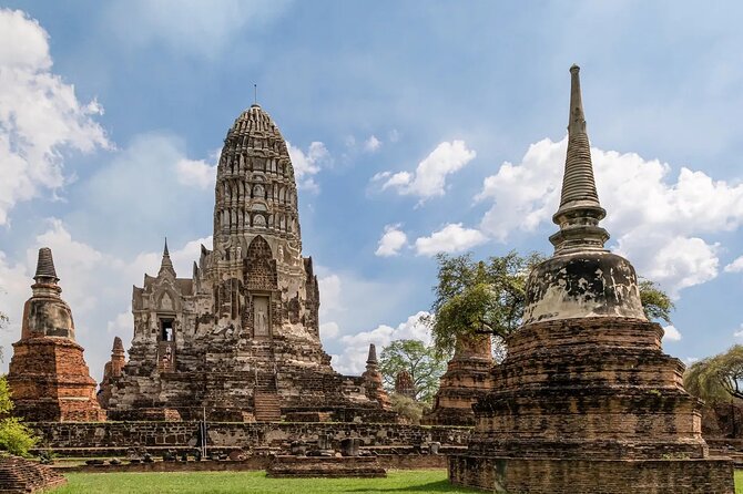 3 Hours Heritage Ayutthaya Bus Tour to Famous Temples - Wat Mahathat and the Buddha head in the roots