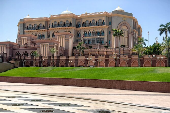 Abu Dhabi Bus Tour - A glimpse of Emirates Palace and Abu Dhabi’s grand scale
