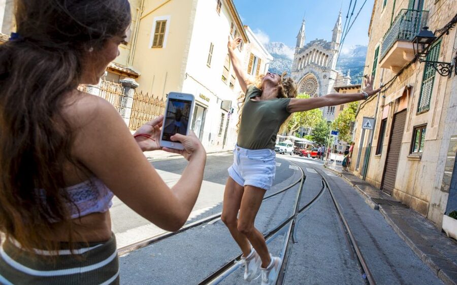 Alcudia/Marratxi: Valldemossa & Soller Tour by Tram & Bus - What the guide and driver add