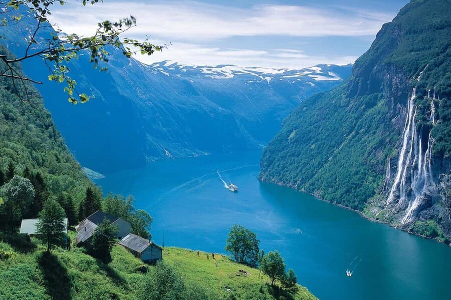 Ålesund to Geiranger Fjord Boat Tour with Return Bus Tour - Five details that shape the day