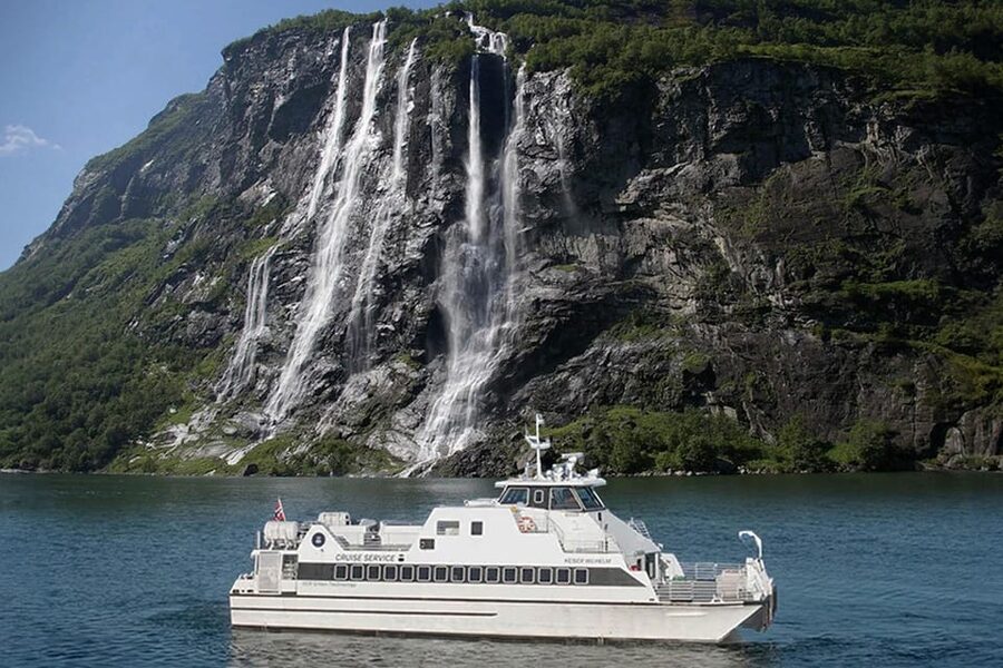 Ålesund to Geiranger Fjord Boat Tour with Return Bus Tour - Hellesylt: your first real break