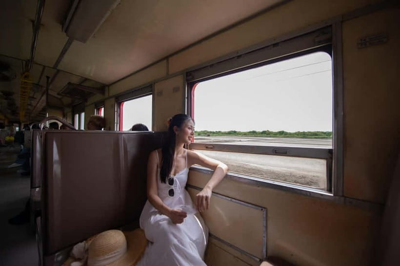 Bangkok: Premium Damnoen Saduak & Railway Market By Food Bus - A salty pause at Salt Lake De Maeklong