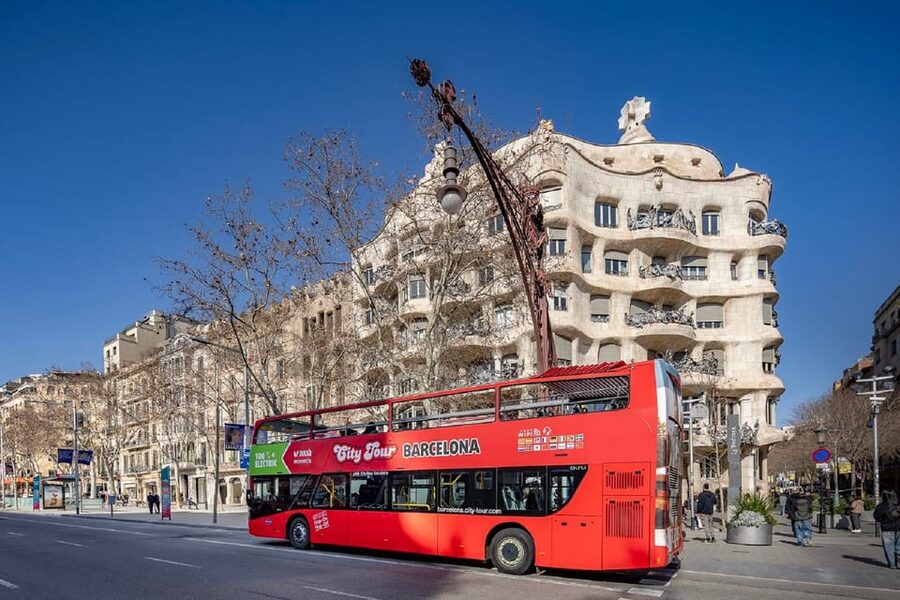 Barcelona: 24 or 48-Hour Hop-On Hop-Off Bus Tour - Why this bus works well for a first look at Barcelona