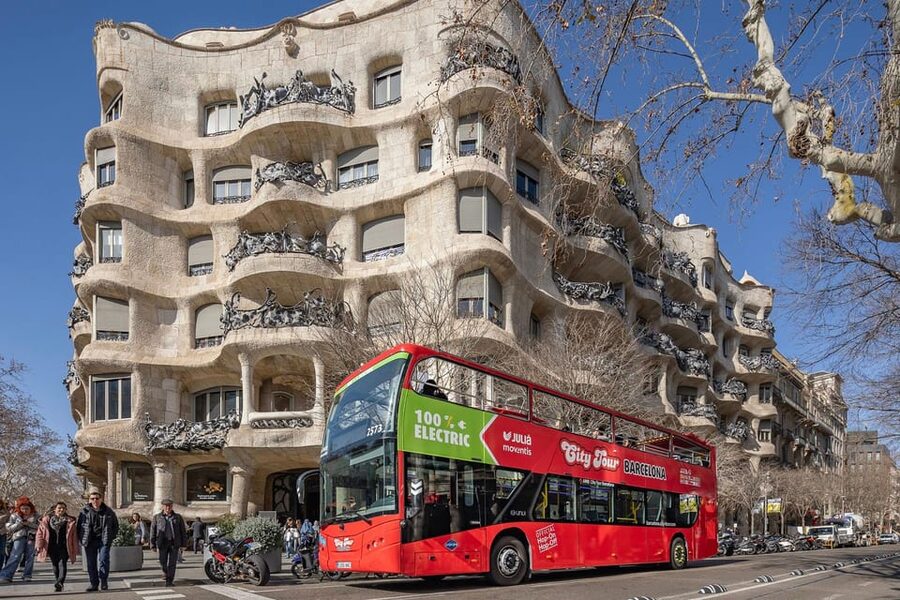 Barcelona: 24 or 48-Hour Hop-On Hop-Off Bus Tour - Staff, maps, and the live tracking app