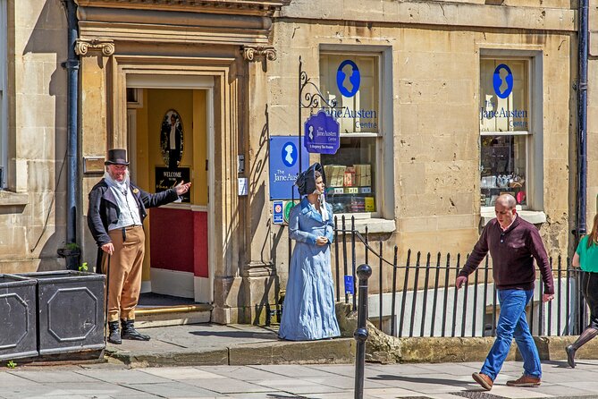 Bath Hop on with Jane Austen 2-Day bus and walking tour - Begin at Bath Abbey and get your bearings