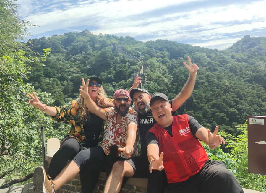 Beijing Great Wall Bus Tour with Multiple Route Options - Guides who make a large group manageable
