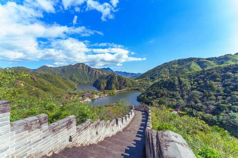 Beijing: Huanghuacheng Lakeside Great Wall Bus/Private Tour - Choosing between the bus and private tour