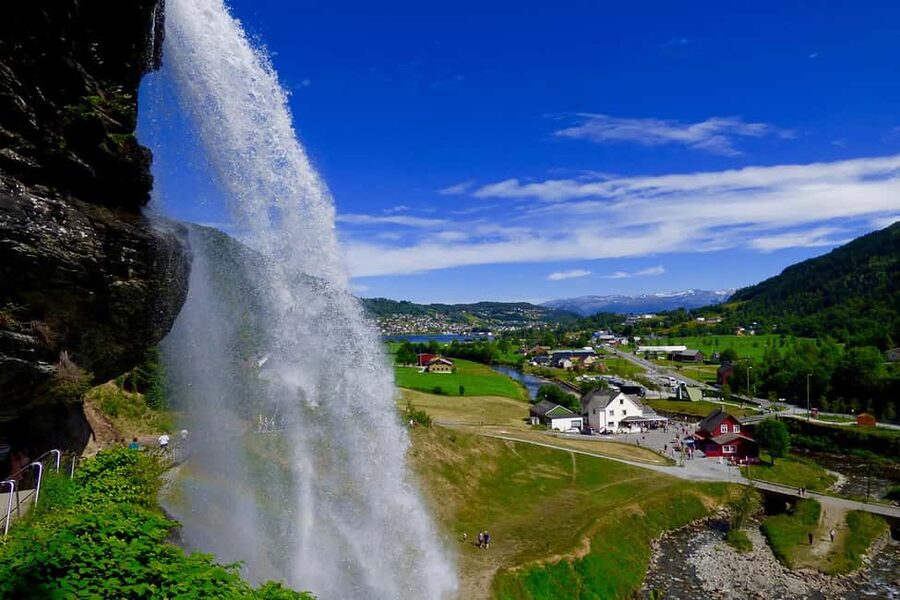 Bergen: Hardangerfjord & Waterfalls Bus Tour with Apple Pie - Key points at a glance
