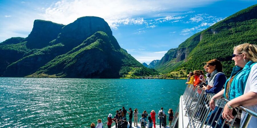 Bergen: Nærøyfjorden, Flåm, and Stegastein Guided Bus Tour - Flåm: lunch and a short village stop