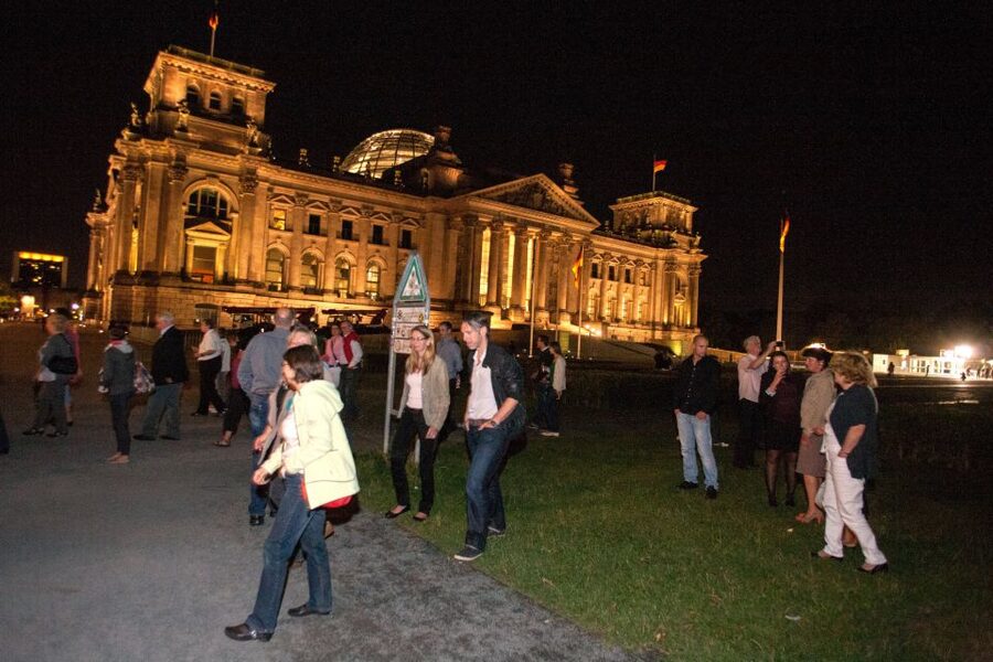 Berlin: 1.5-Hour Comedy Bus Tour in German - Who should book this evening ride?