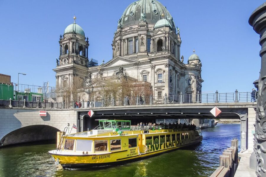 Berlin: Big Bus Hop-On Hop-Off Sightseeing Tour & Currywurst - The 48-hour extras: currywurst, walking tour, and evening views
