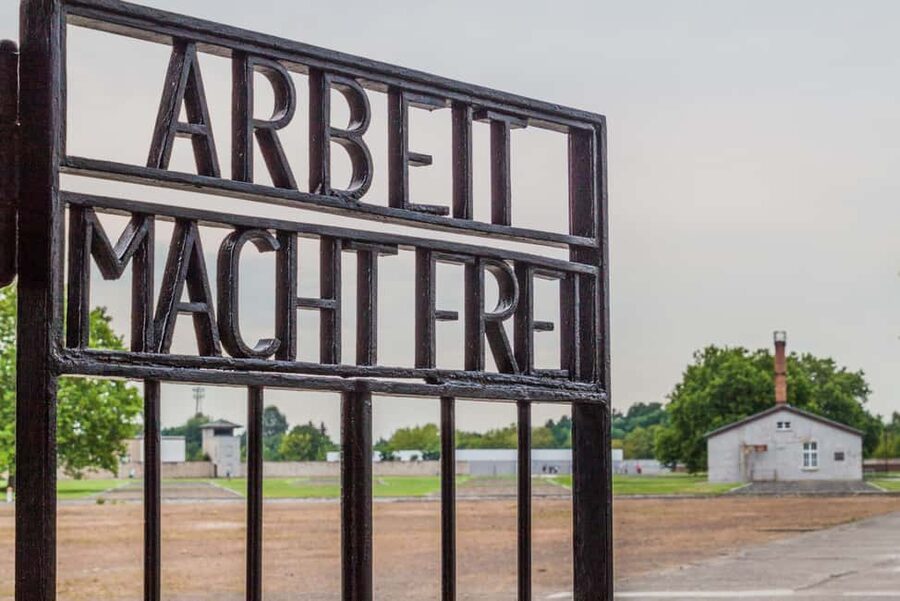 Berlin: Bus Tour to Sachsenhausen, East Side Gallery, & Berlin Story Bunker - Meeting at Alexanderplatz