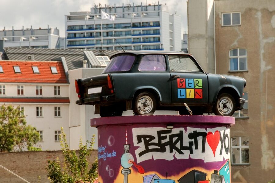 Berlin: City Sightseeing Hop-On Hop-Off Bus Tour - Checkpoint Charlie and Berlin’s grand central squares