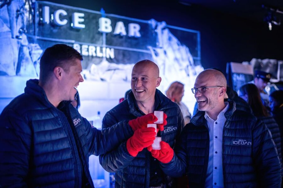Berlin: Hop-On Hop-Off Bus and Icebar Ticket Combo - Seeing Berlin from the red route