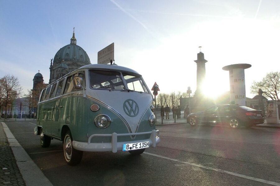 Berlin: Private Sightseeing Tour in Iconic Oldtimer VW Bus - A two-hour route through Berlin’s changing eras