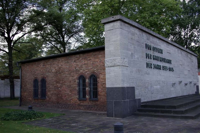 Berlin & Sachsenhausen: 5-Hour Tour "Third Reich" by VW-Bus - The Reich Air Ministry and the 1953 uprising site