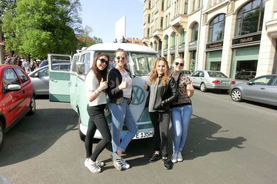 Berlin: Sightseeing Tour in Classic Volkswagen T1 Samba Bus - Who will enjoy this Berlin tour?