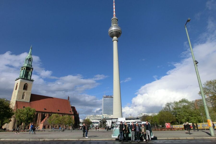 Berlin: Sightseeing Tour in Classic Volkswagen T1 Samba Bus - The guide and the photo booklet