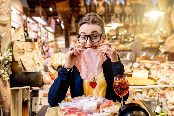 Bologna City Red Bus and Food tasting - Starting at Piazza del Nettuno