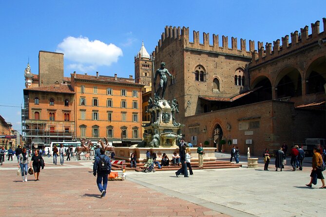 Bologna City Red Bus and Food tasting - Quadrilatero and the Food Vouchers