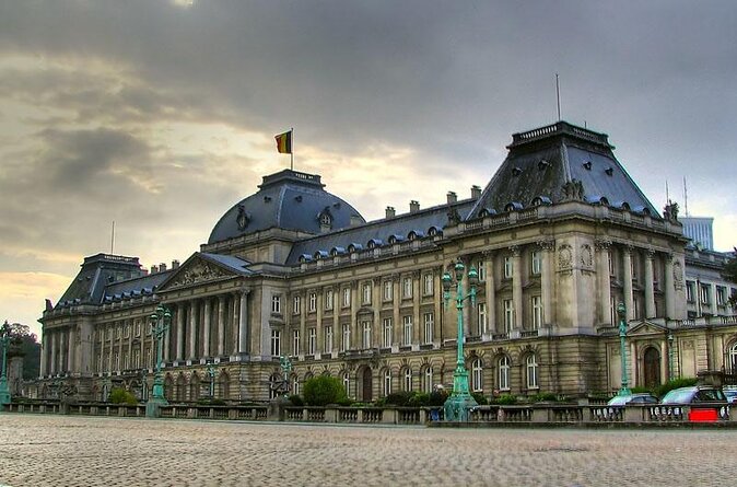 Brussels Highlights Walking and Bus Tour w/ Waffle - Manneken Pis and the covered royal galleries