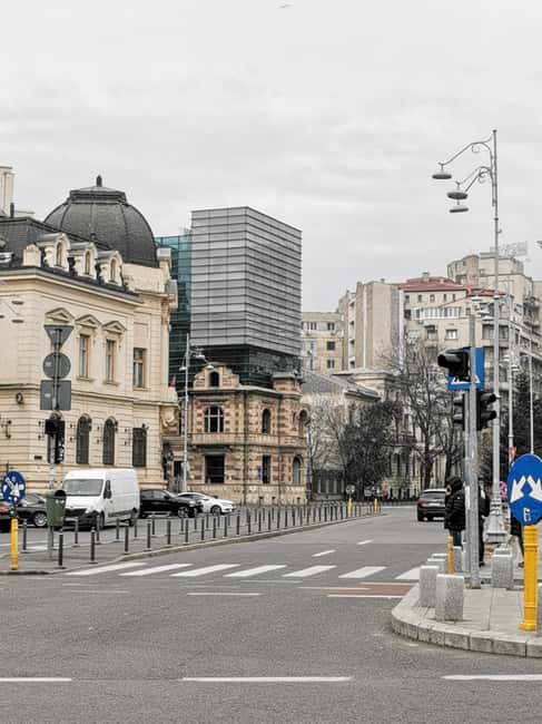 Bucharest city tour: Hop-on Hop-off sightseeing minibus - Northern Bucharest and the Arc de Triomphe