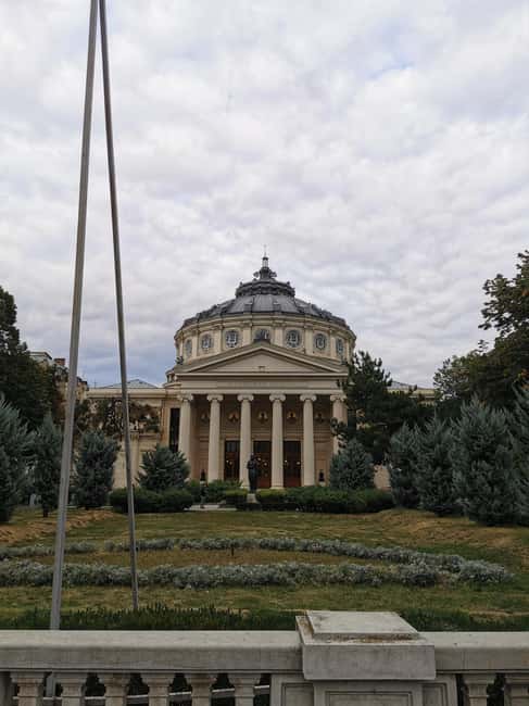 Bucharest city tour: Hop-on Hop-off sightseeing minibus - The guide can make or break a short tour