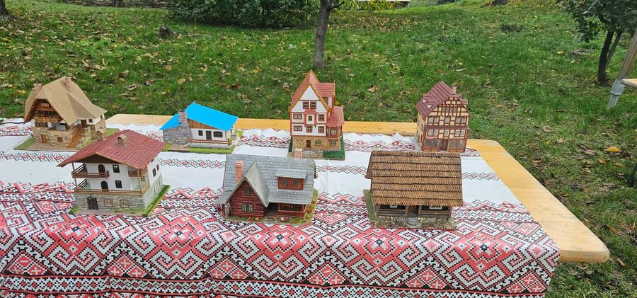 Bucharest short tour Hop-on hop-off format live tourguide - Why this short Bucharest tour works well