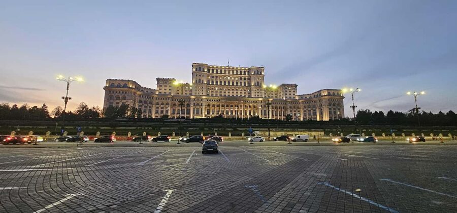 Bucharest short tour Hop-on hop-off format live tourguide - A small group, but not always the same experience