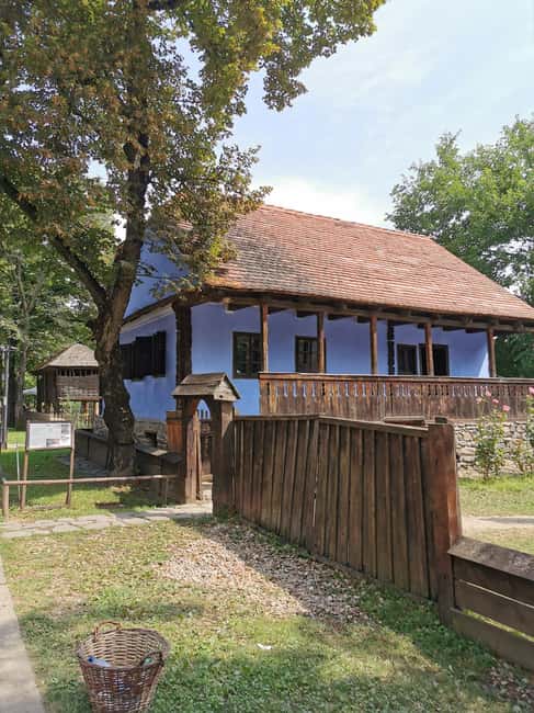 Bucharest short tour Hop-on hop-off format live tourguide - Who should choose this tour