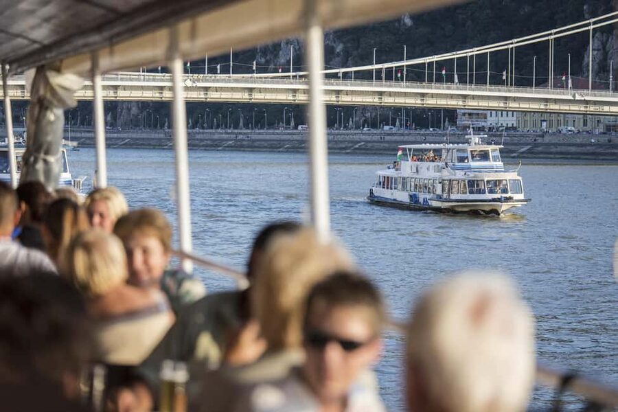 Budapest: Daytime Hop-on Hop-off Cruise with Welcome Drink - Key points at a glance