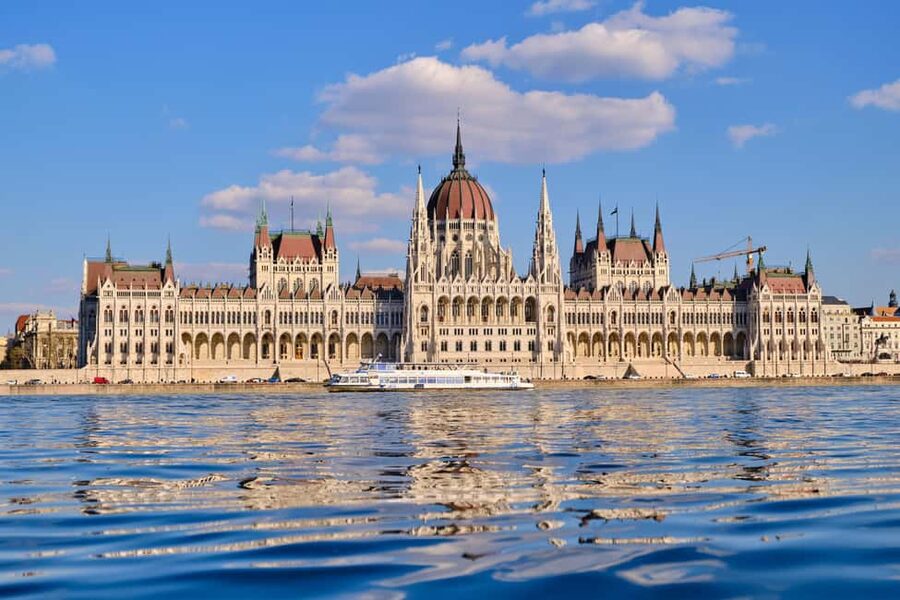 Budapest: Daytime Hop-on Hop-off Cruise with Welcome Drink - Starting at Vigadó tér Dock 5