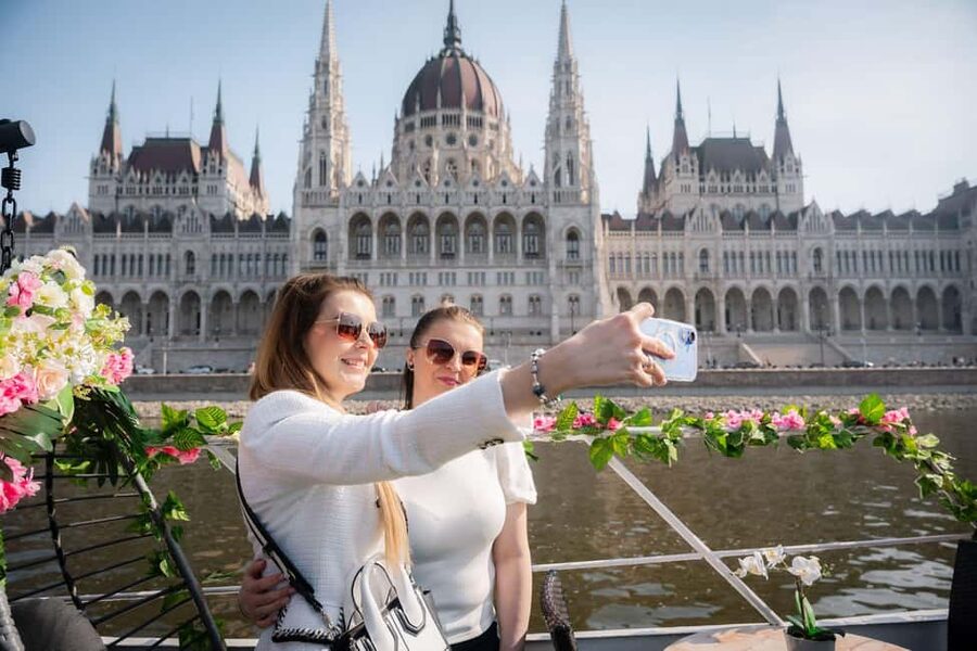Budapest: Daytime Hop-on Hop-off Cruise with Welcome Drink - What the 65 to 75 minute ride feels like