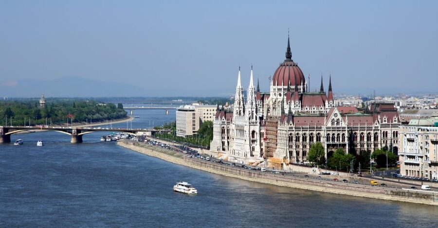 Budapest: Private 3-hour Guided City Tour by Bus - What the private vehicle changes