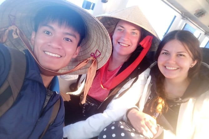 Bus Cat Ba island to Ha Noi - The handoff from boat to bus