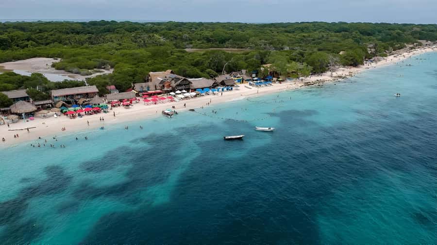 Cartagena: Daytour Aviary and Playa blanca, Barú by bus! - What lunch and beach services are really worth