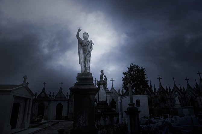 Cemetery and Ghost BYOB Bus Tour in New Orleans - Why the Cemetery Setting Matters After Dark