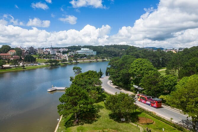 City Sightseeing Da Lat Hop-On Hop-Off Bus Tour - Stop 1: Da Lat Night Market and the central starting point