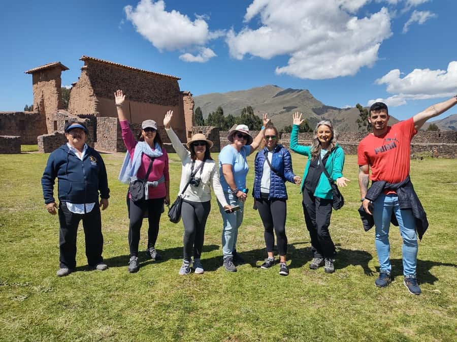 Cusco: Bus Turistico Puno Cusco con Tour y Buffet - La Raya, where the road reaches the high pass
