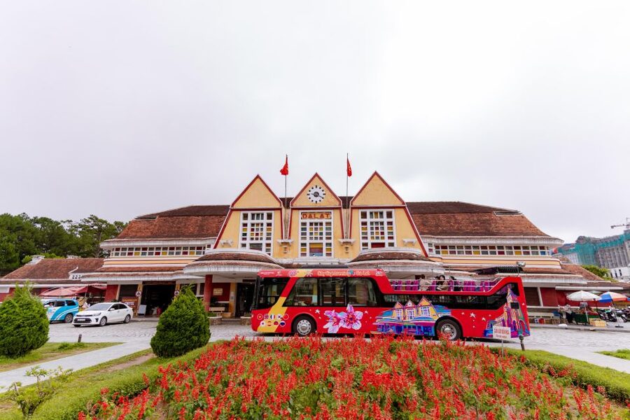 Da Lat: City Sightseeing Hop-On Hop-Off Bus Tour - Xuan Hong Lake and the views from the bus