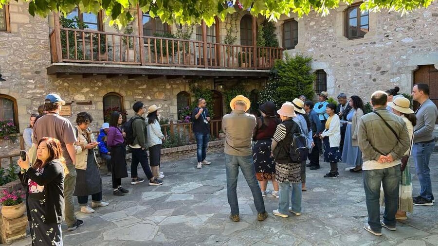 Delphi and Meteora: 2-Day Bus Tour from Athens - Delphi and the Temple of Apollo