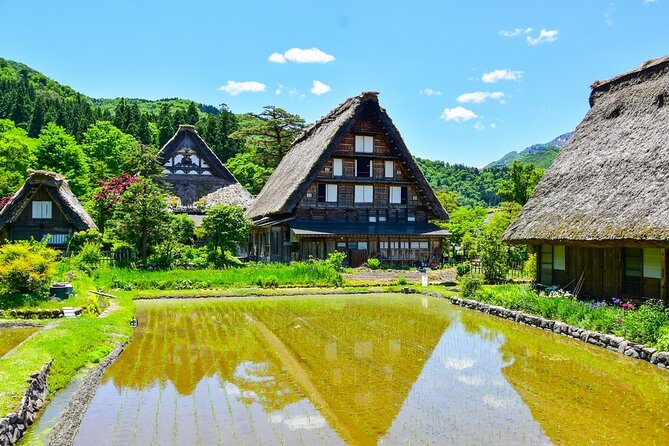 Departing from Takayama [Regular sightseeing bus] World Heritage Sites Shirakawago and Gokayama Ainokura - Tenshukakau Observatory and the classic Shirakawago view