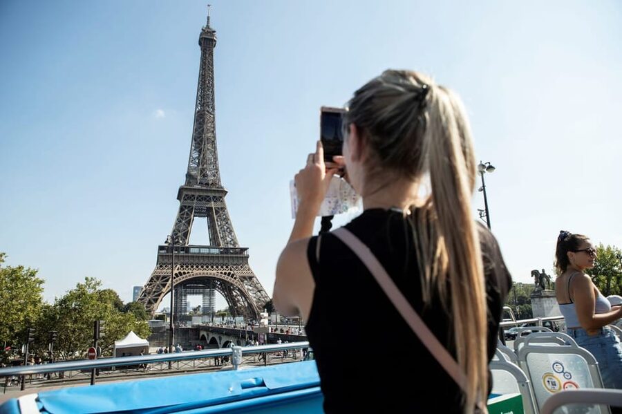 Disneyland Paris: Bus Sightseeing Tour in Paris - The ride from Disneyland Paris to central Paris