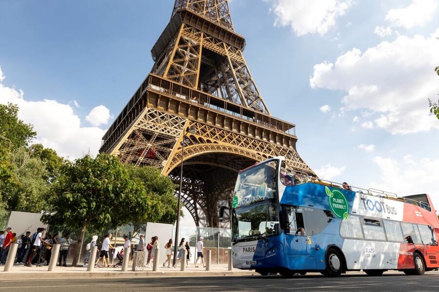 Disneyland Paris: Bus Sightseeing Tour in Paris - Audio guides and language support