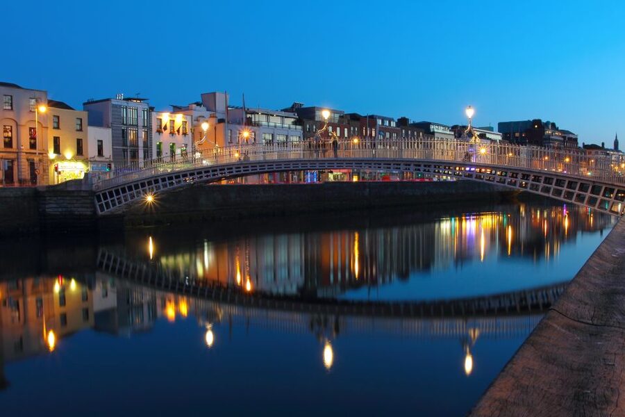 Dublin: Big Bus Panoramic Night Tour with Live Guide - Temple Bar after dark