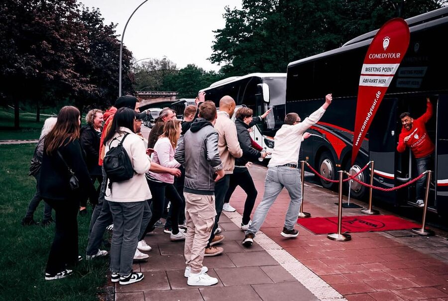 Düsseldorf: 1.5-Hour Comedy Bus Tour - Seeing Düsseldorf through jokes and local stories