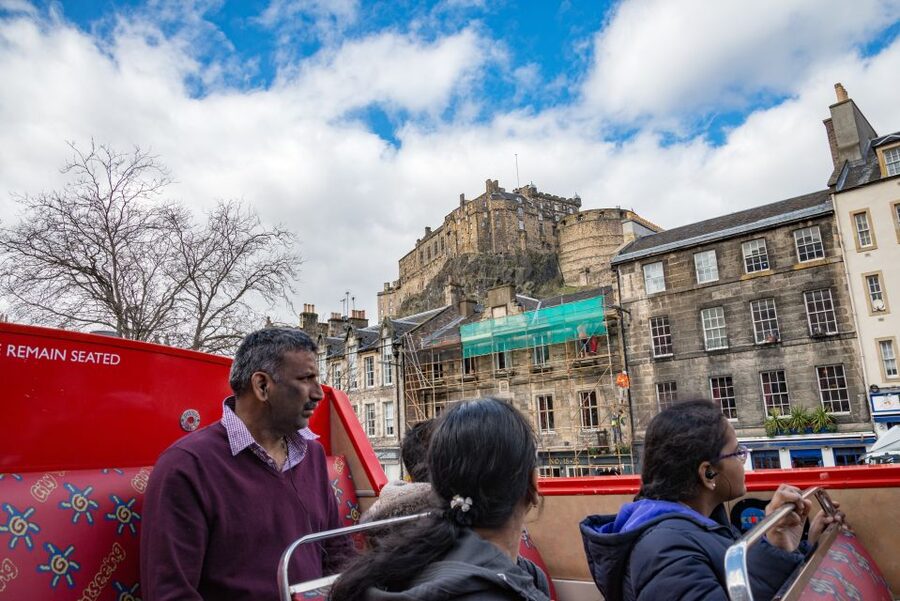 Edinburgh: Hop-On Hop-Off Bus Pass with 3 City Tours - The green Edinburgh Tour: the best live commentary