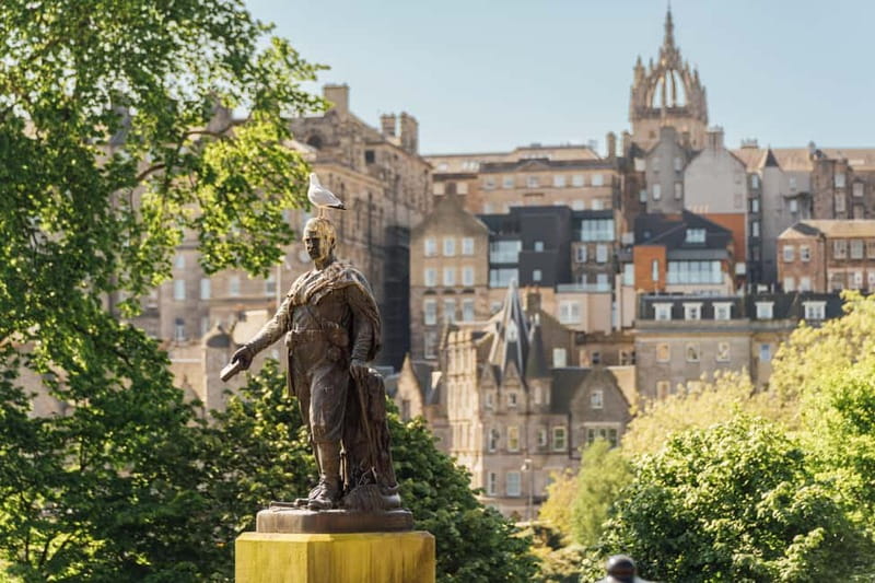 Edinburgh: Hop-On, Hop-Off Bus Tour City & Britannia Combo - Starting at Waterloo Place in the New Town