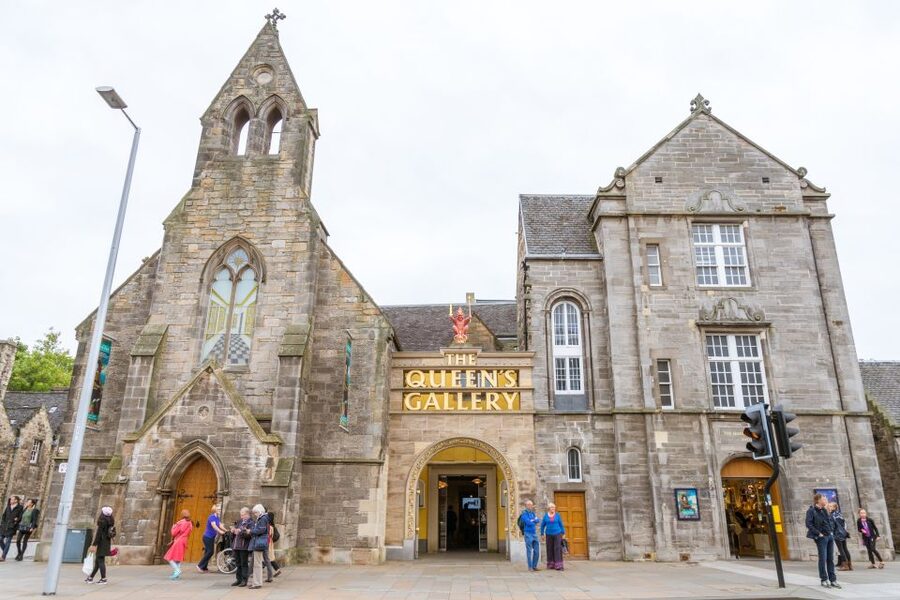 Edinburgh: Royal Attractions with Hop-On Hop-Off Bus Tours - Edinburgh Castle: reserve the centerpiece first