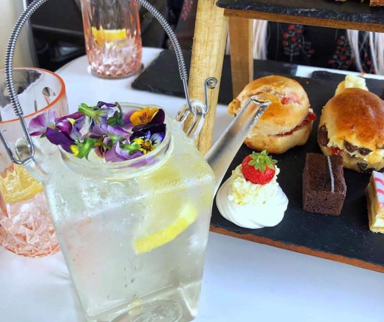 Edinburgh: Vintage Bus Tour with Afternoon Tea or Gin - The 90-minute route through Edinburgh